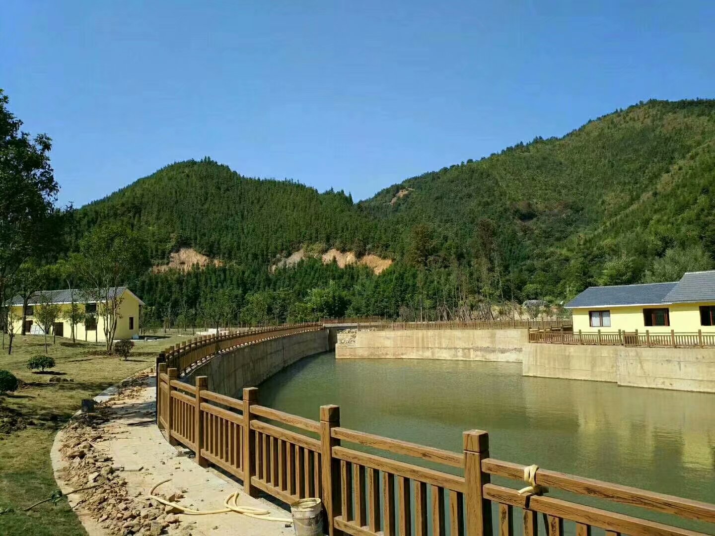 1.8米國標仿木護欄 (6).jpg