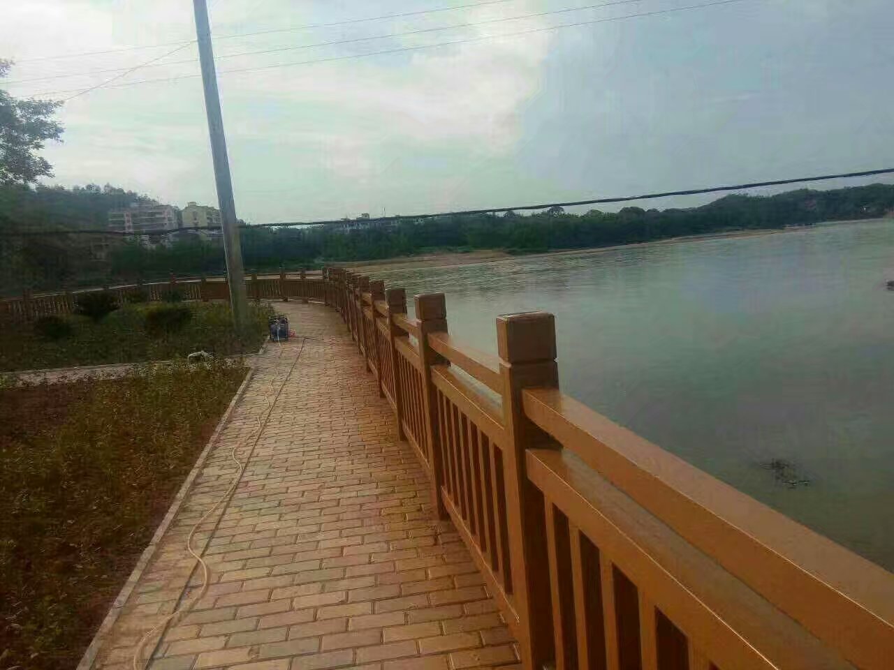 1.8米國標仿木護欄 (1).jpg