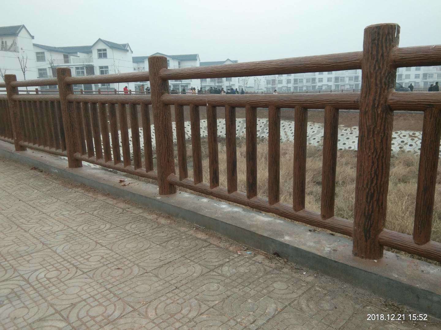 1.8米梯狀仿樹皮護欄 (5).jpg