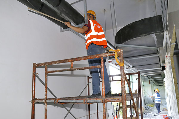 十萬級淨化車間工程（chéng）通風管道安裝